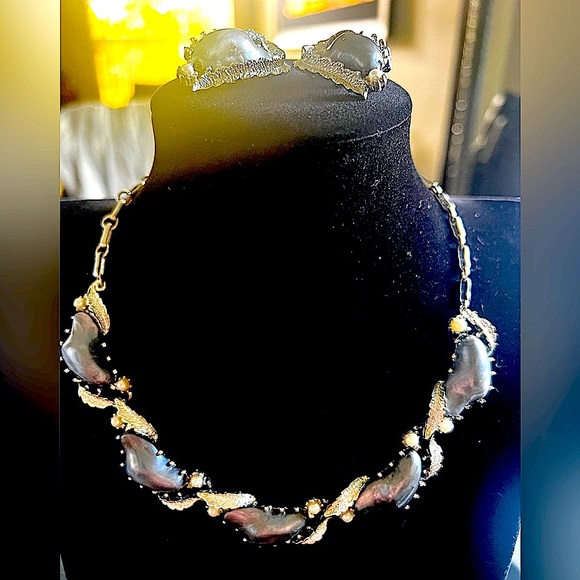 Set of Coro gray Thermoset and Pearl necklace, earrings and bracelet. Vintage! - Picture 1 of 7